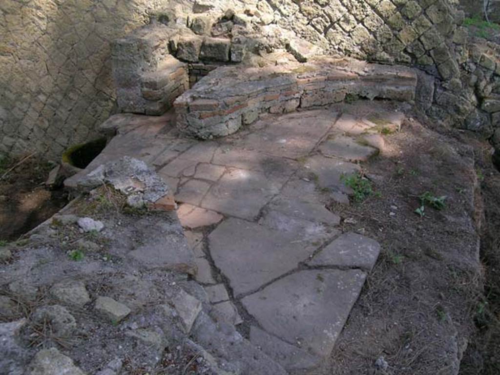 A close up of a large rock
Description generated with very high confidence